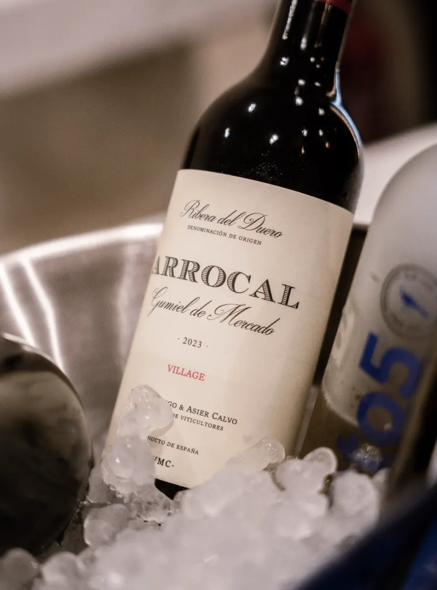 Vino tinto Arrocal en cubitera con hielo