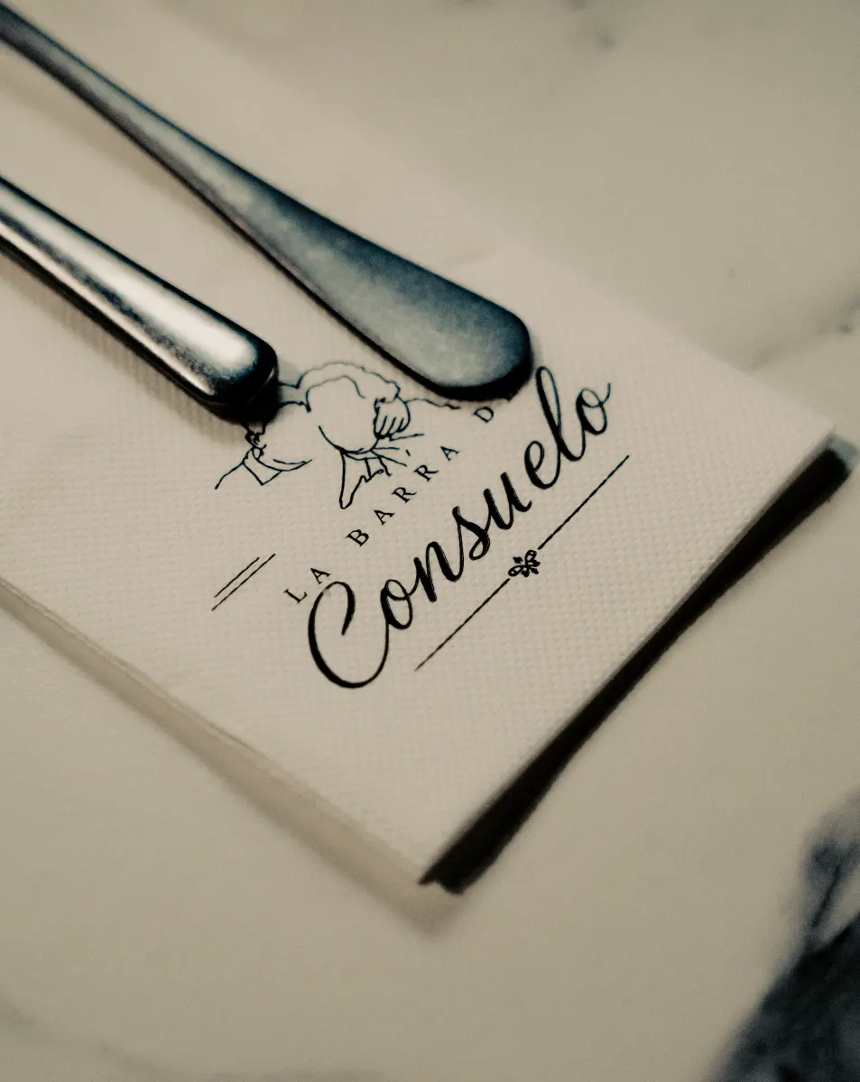 Servilleta con el logo de La Barra de Consuelo