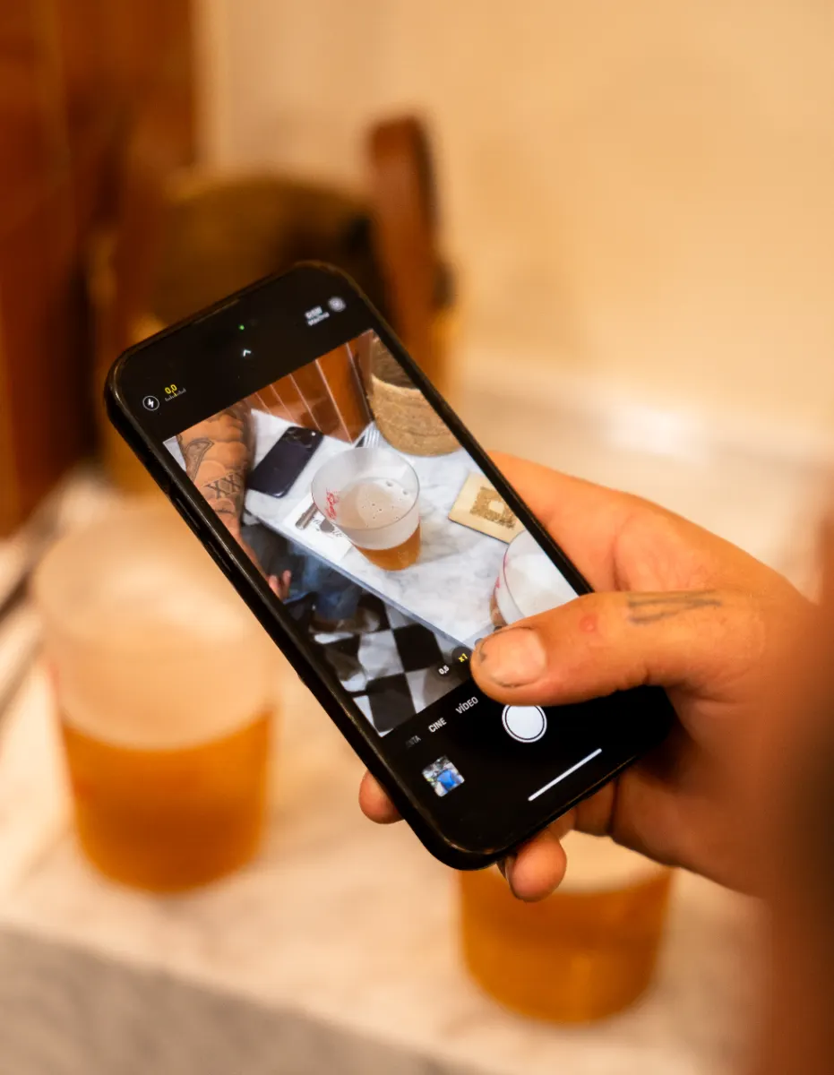 Cliente fotografiando su tapa