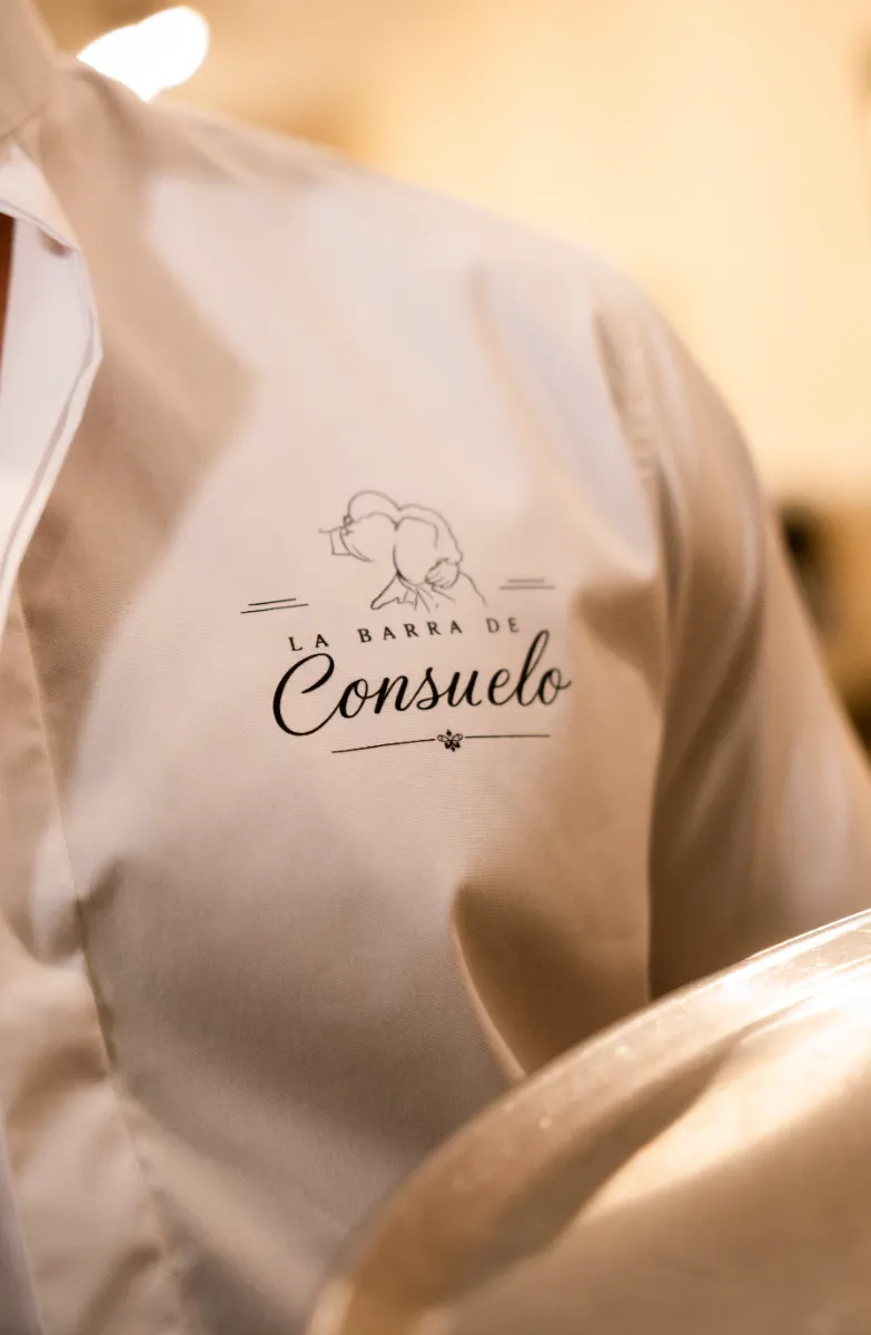 Camisa del equipo con el logo de La Barra de Consuelo