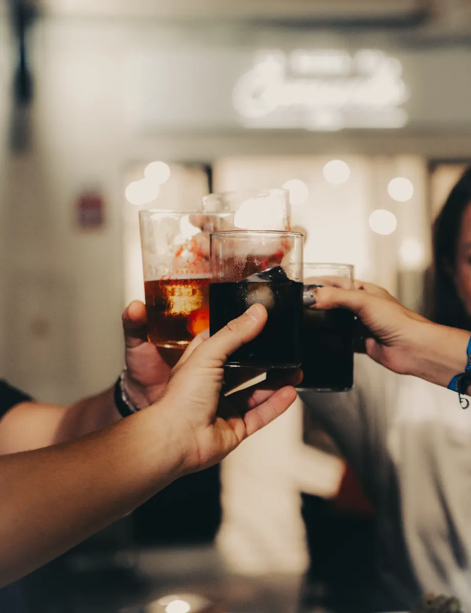 Brindis con vermú en la barra