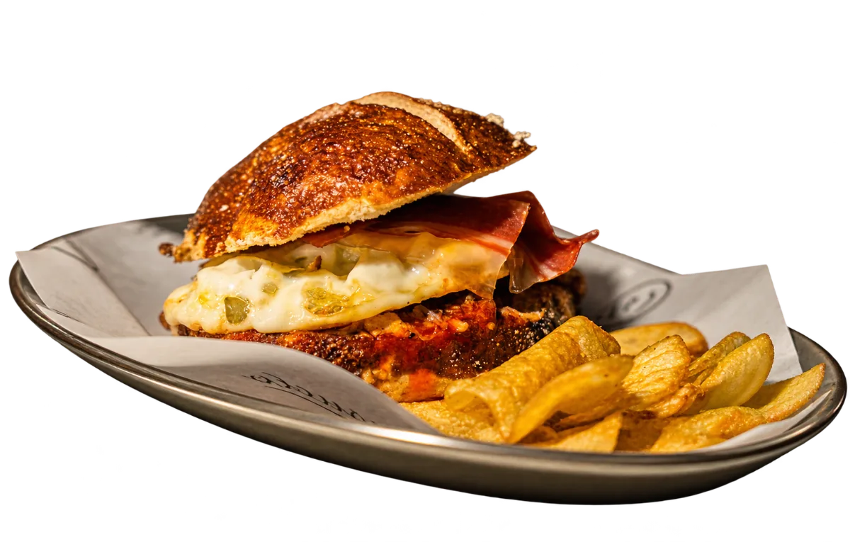 Pan de pretzel con huevo, queso y jamón y patatas